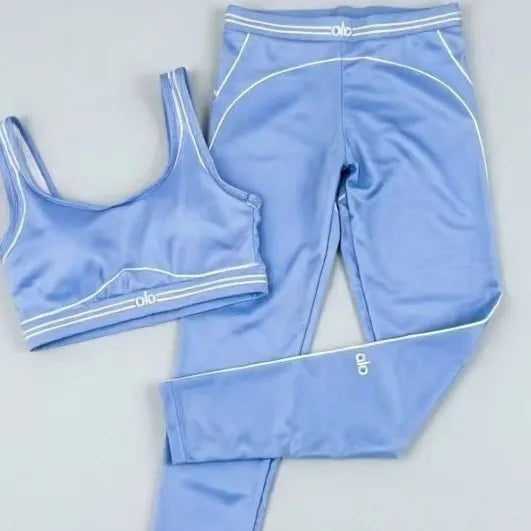 Slim Fit Yoga Outfit With Stretch Fabric And Modern Graphic