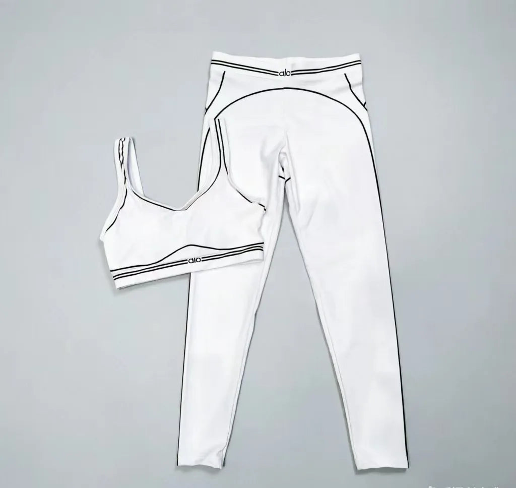 Slim Fit Yoga Outfit With Stretch Fabric And Modern Graphic