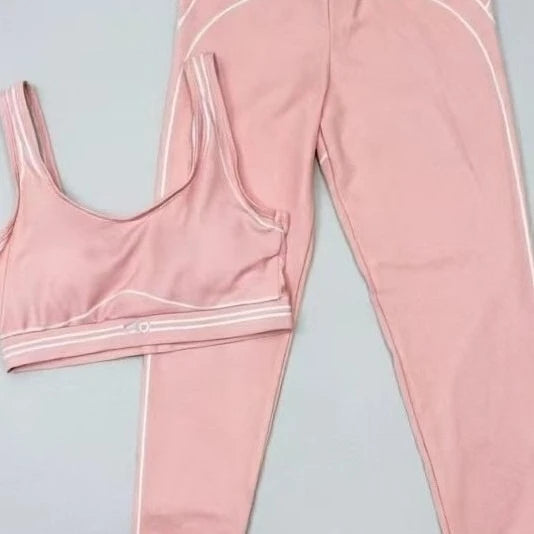 Slim Fit Yoga Outfit With Stretch Fabric And Modern Graphic