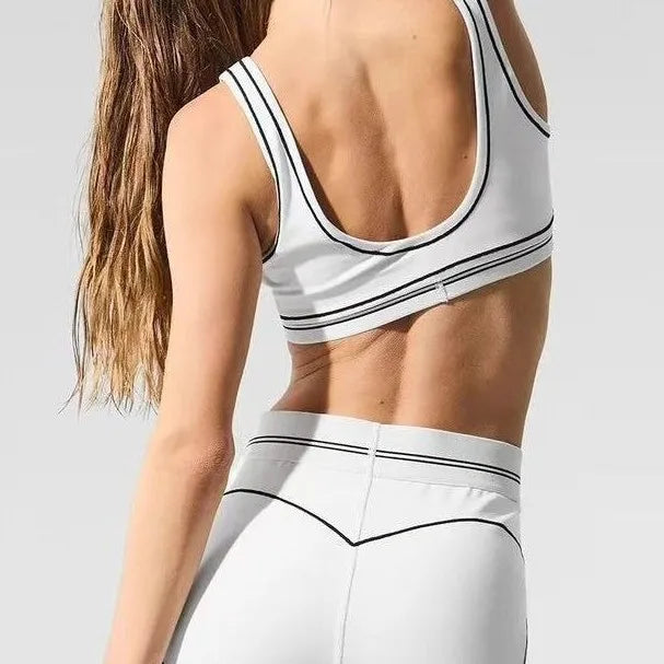 Slim Fit Yoga Outfit With Stretch Fabric And Modern Graphic