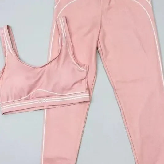 Slim Fit Yoga Outfit With Stretch Fabric And Modern Graphic