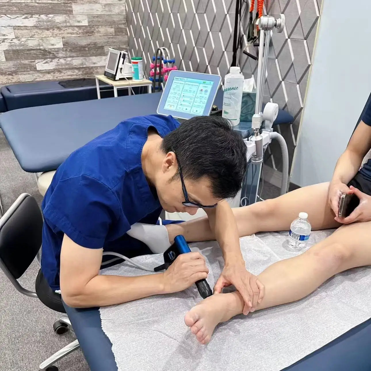 SLyric Extracorporeal Magnetic Transduction Therapy Machine For Targeted Pain