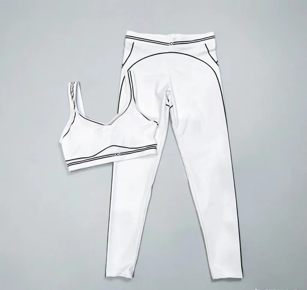 Slim Fit Yoga Outfit With Stretch Fabric And Modern Graphic