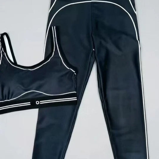 Slim Fit Yoga Outfit With Stretch Fabric And Modern Graphic