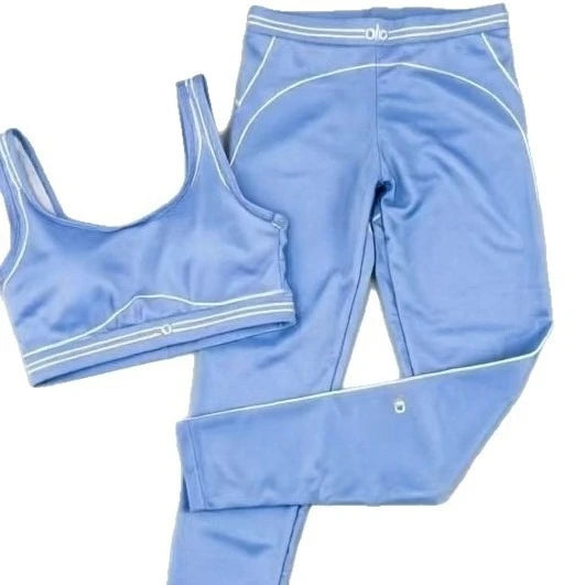 Slim Fit Yoga Outfit With Stretch Fabric And Modern Graphic