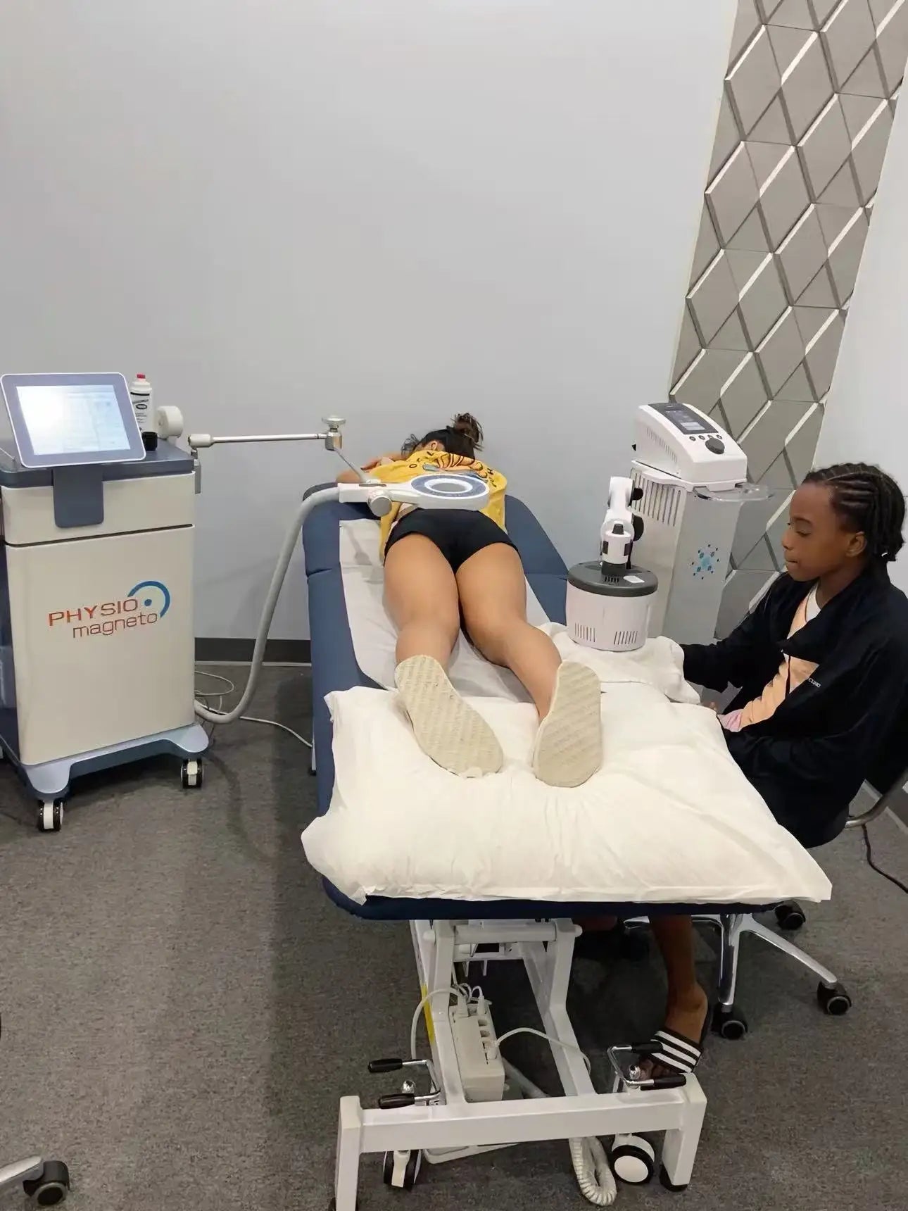 SLyric Extracorporeal Magnetic Transduction Therapy Machine For Targeted Pain