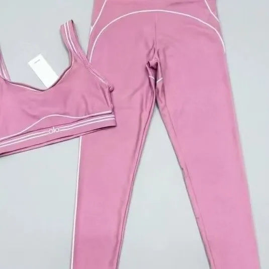 Slim Fit Yoga Outfit With Stretch Fabric And Modern Graphic